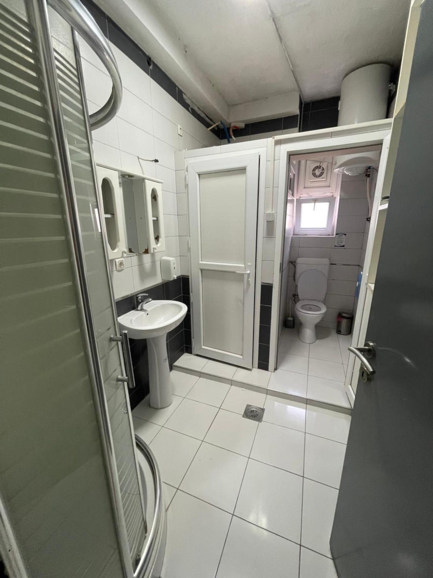 Newborn Comfort Hostel The Biggest Hostel Of Town With Best Location プリシュティナ エクステリア 写真